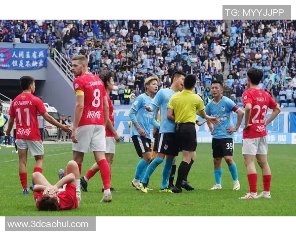 陕西前锋单刀被判越位引争议 主裁边裁判罚引发球迷热议 陕西前锋单刀被判越位引争议 主裁边裁判罚引发球迷热议